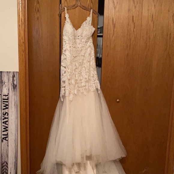 WEDDING DRESS!! ❤️❤️ - Picture 3 of 8